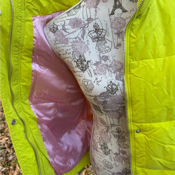 Juicy Couture Neon Yellow/Lime Puffer Jacket with Pink Satin Lining - Picture 5 of 10
